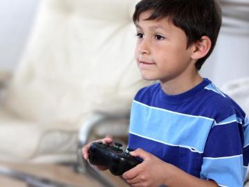 Ni&ntilde;o jugando a videojuegos