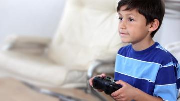 Niño jugando a videojuegos