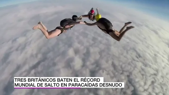 Tres británicos logran el récord mundial de salto en paracaídas desnudos desde una altura de casi 7.000 metros Tres británicos logran el récord mundial de salto en paracaídas desnudos desde una altura de casi 7.000 metros