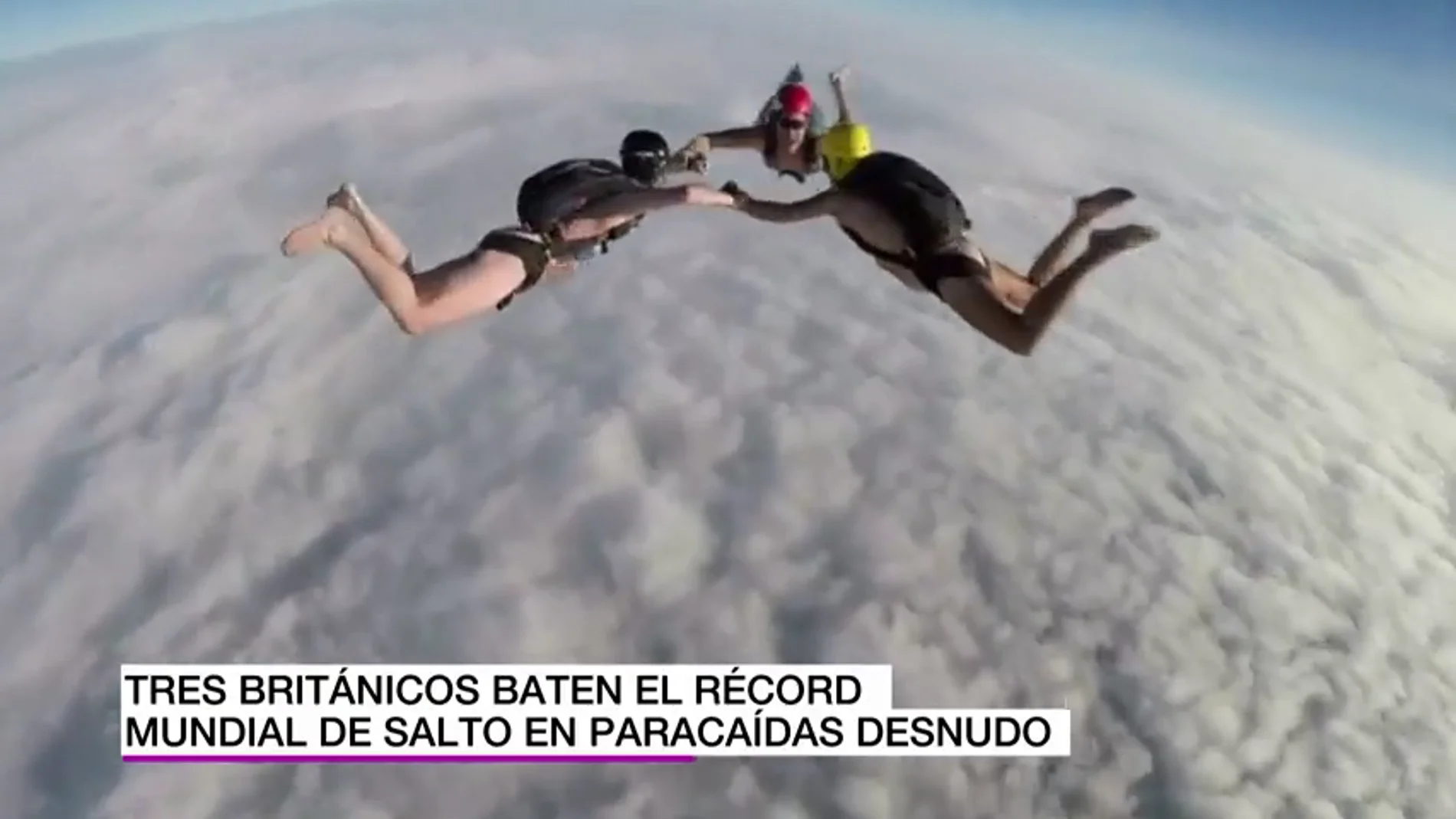 Tres británicos logran el récord mundial de salto en paracaídas desnudos desde una altura de casi 7.000 metros