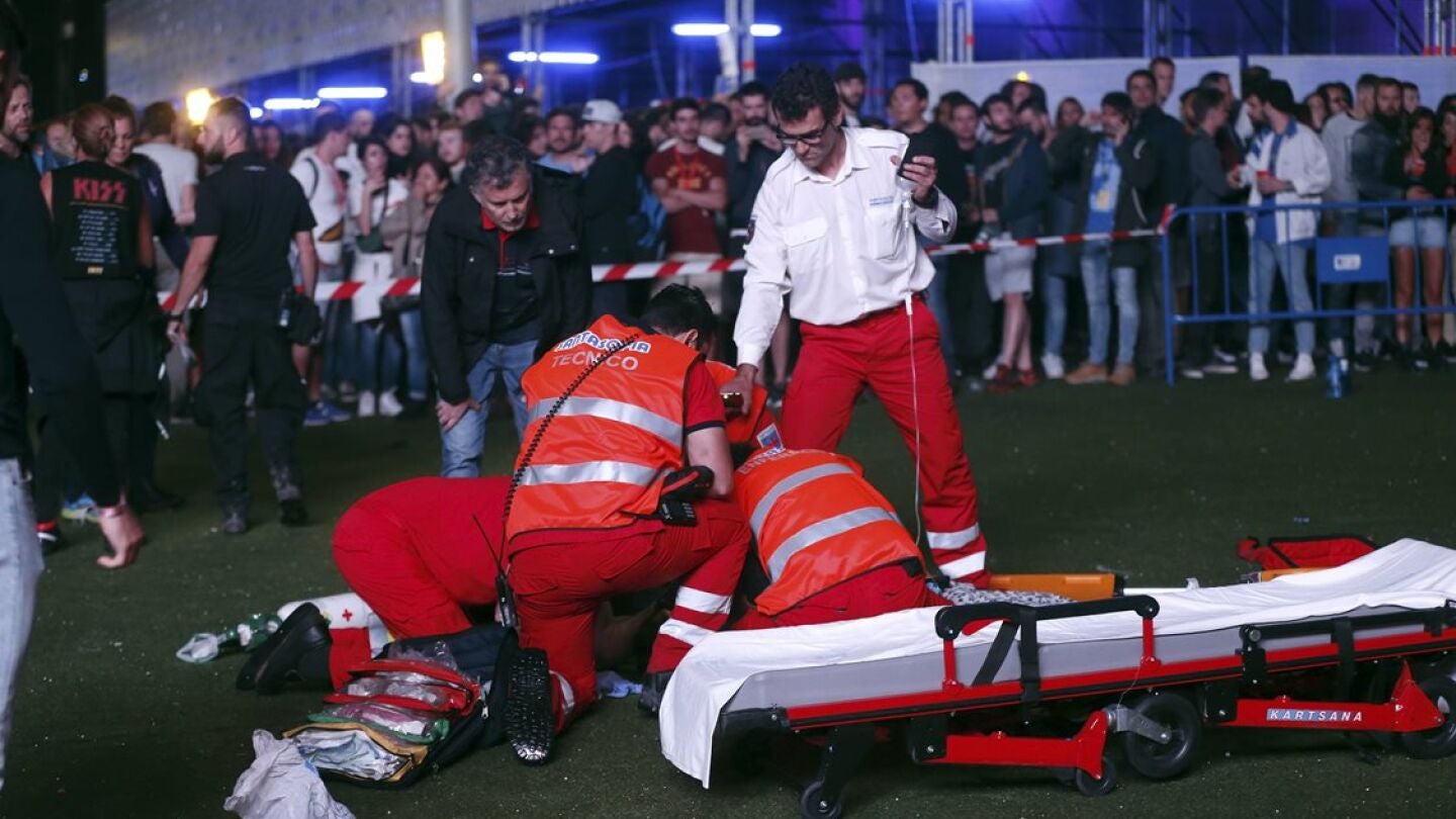 Servicios de Emergencia intentan reanimar al acr&oacute;bata tras caer al suelo