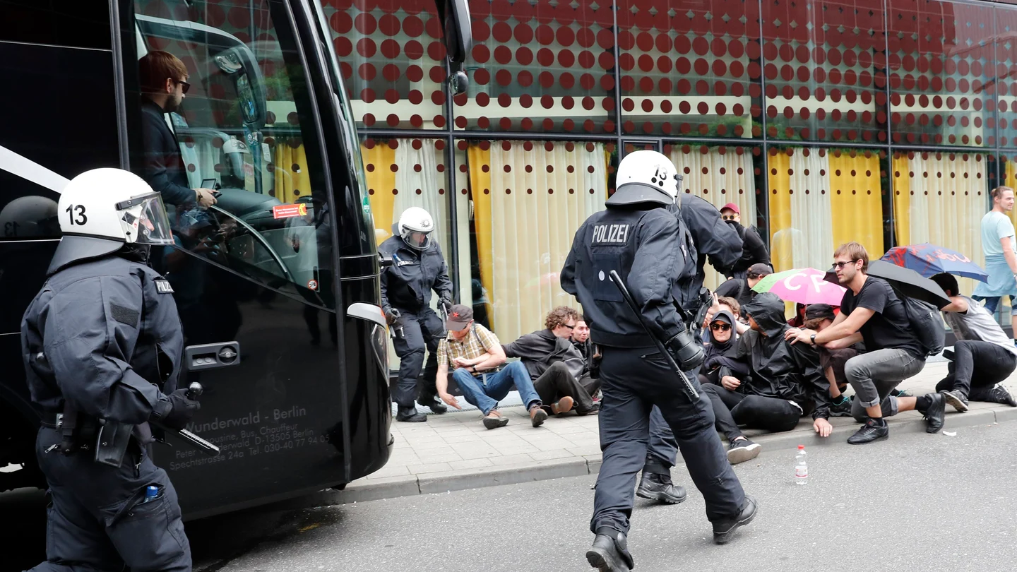 Varios manifestantes se enfrentan a la policía alemana durante el G20 Varios manifestantes se enfrentan a la policía alemana durante el G20