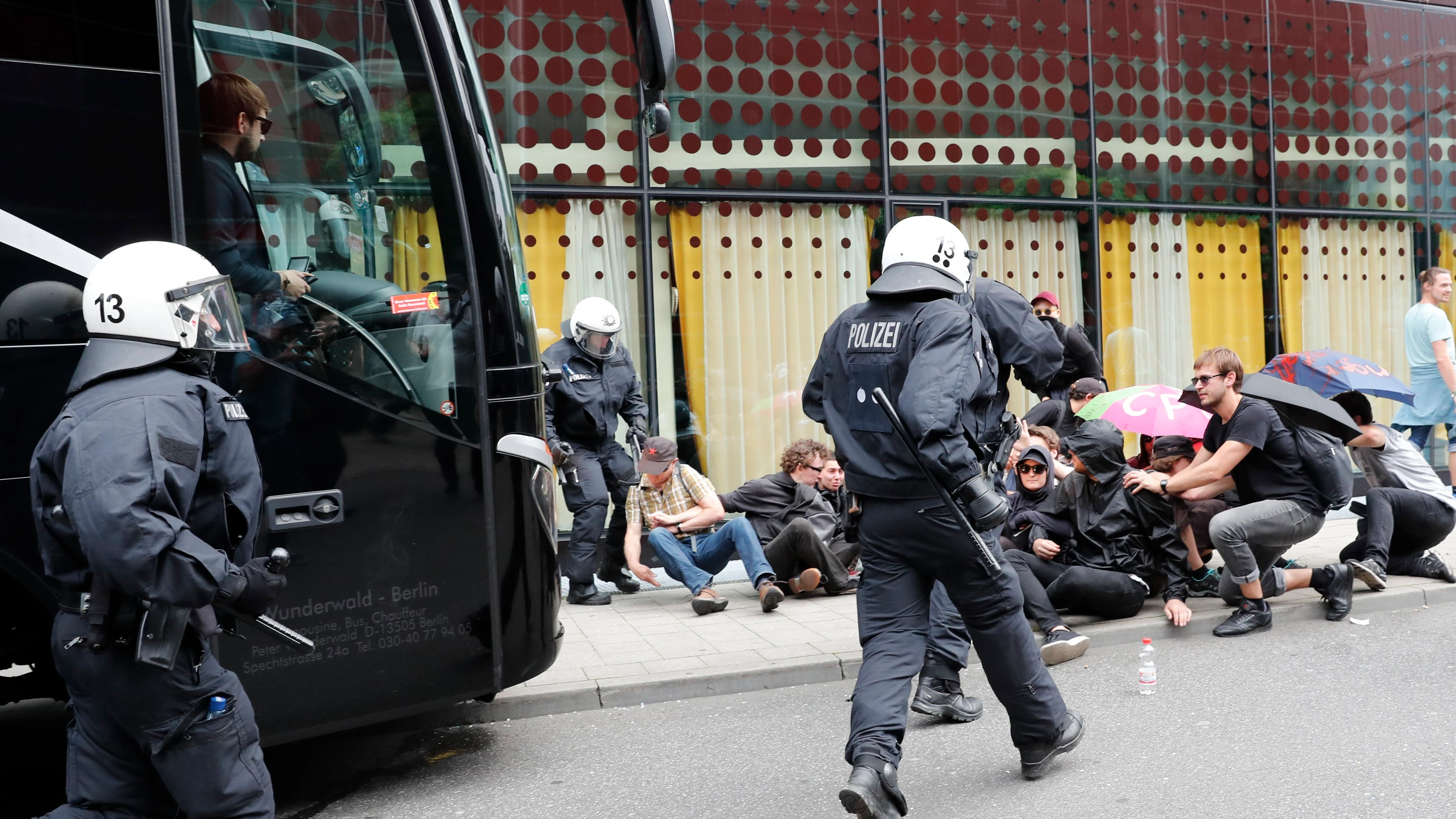 Varios manifestantes se enfrentan a la policía alemana durante el G20