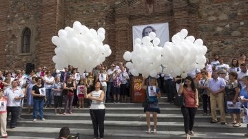Familiares, vecinos y representantes institucionales de Monesterio participan en una concentración por Chavero 