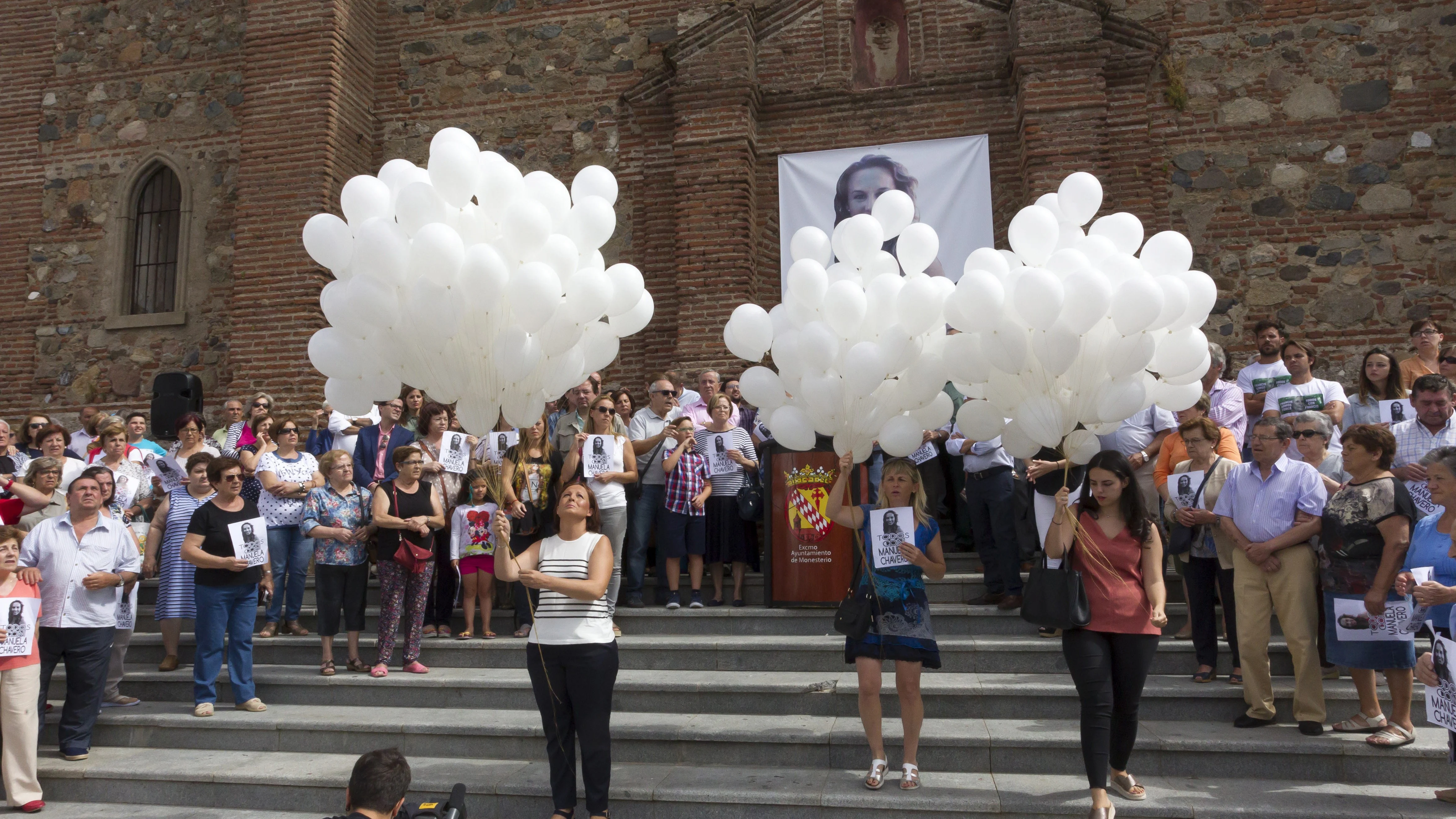 Familiares, vecinos y representantes institucionales de Monesterio participan en una concentración por Chavero 