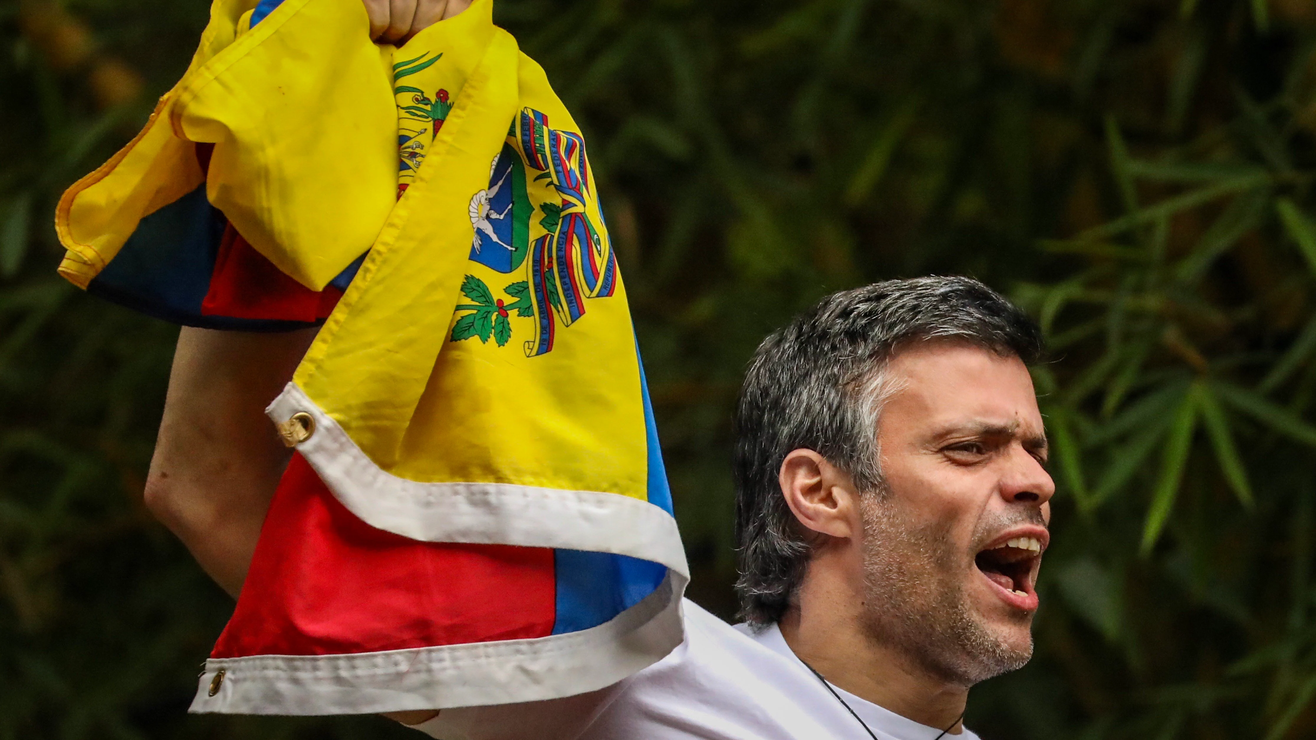 Leopoldo López saluda a sus partidarios desde su casa