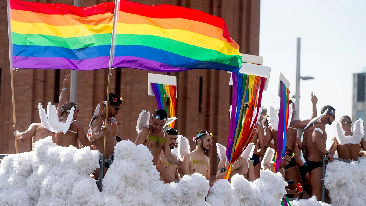 na treintena de vistosas carrozas participan en el tradicional desfile de la Pride Barcelona, que recorre las calles de la capital catalana