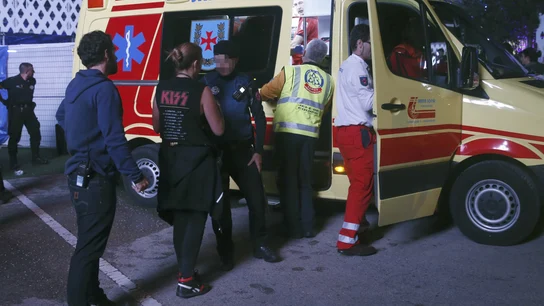 Miembros de los servicios sanitarios se llevan en ambulancia al acróbata accidentado cuando participaba en un espectáculo Miembros de los servicios sanitarios se llevan en ambulancia al acróbata accidentado cuando participaba en un espectáculo