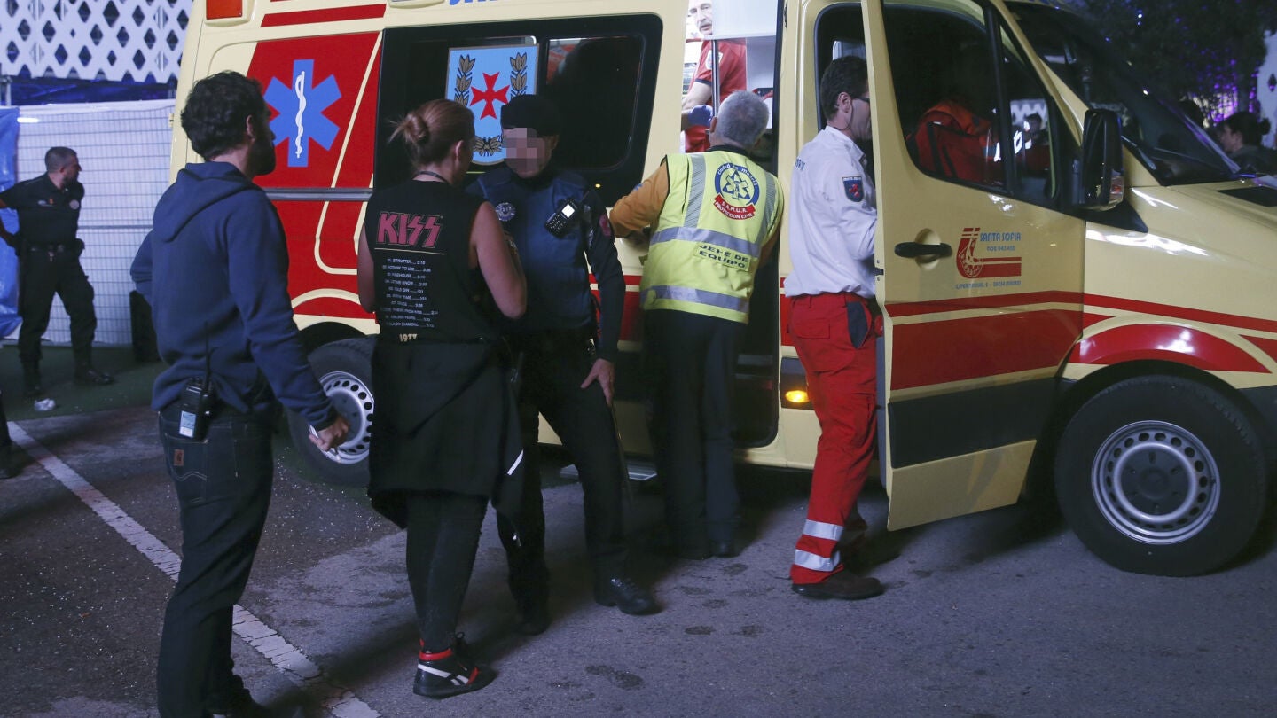 Miembros de los servicios sanitarios se llevan en ambulancia al acr&oacute;bata accidentado cuando participaba en un espect&aacute;culo 