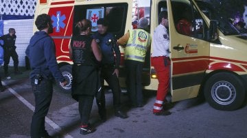 Miembros de los servicios sanitarios se llevan en ambulancia al acróbata accidentado cuando participaba en un espectáculo 