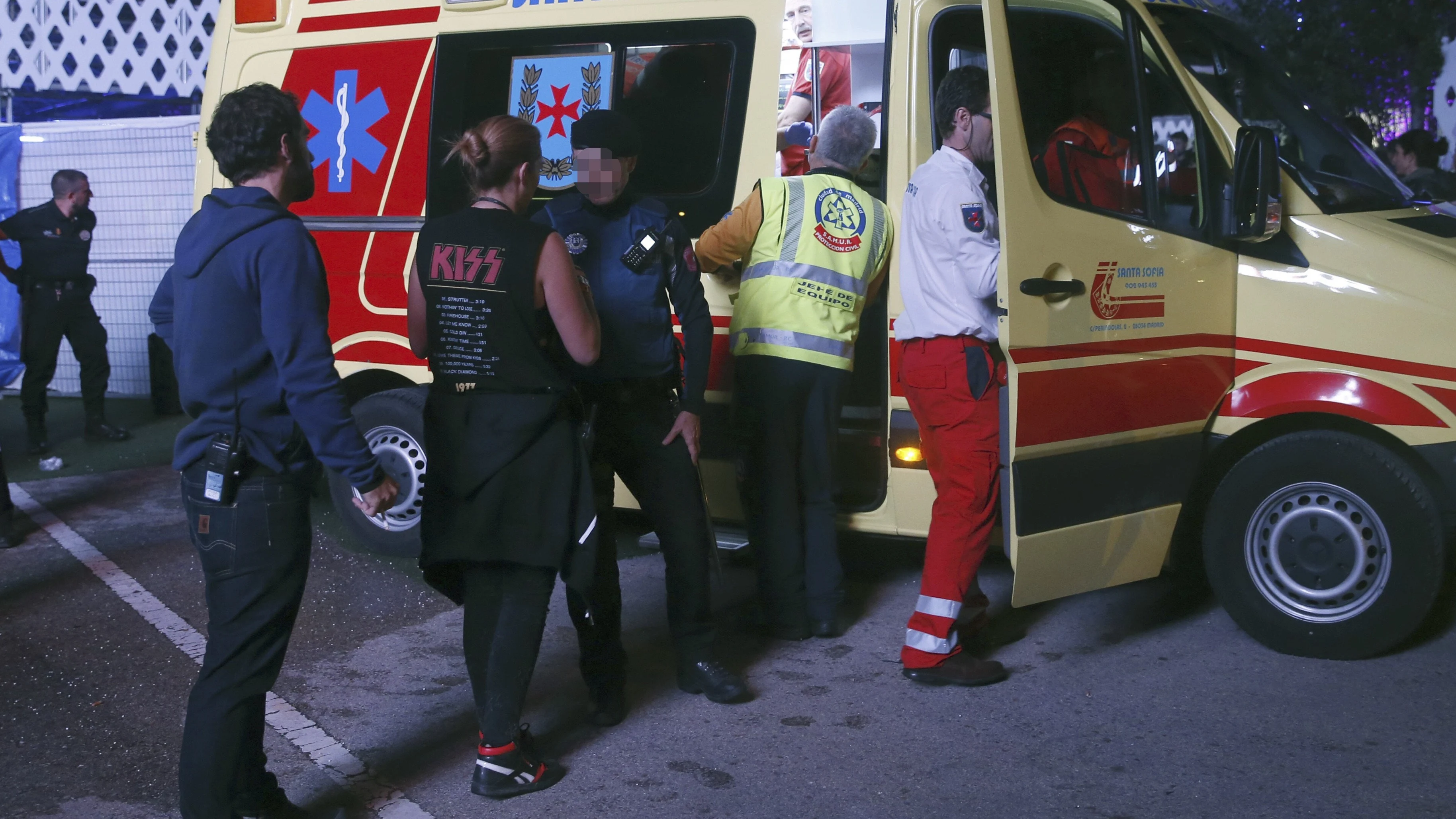 Miembros de los servicios sanitarios se llevan en ambulancia al acróbata accidentado cuando participaba en un espectáculo 