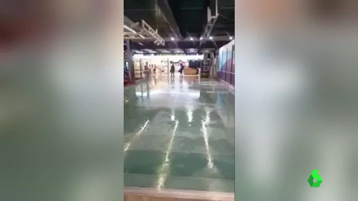 Inundaciones, vuelos cancelados y atascos, así responde un aeropuerto ante un fuerte temporal
