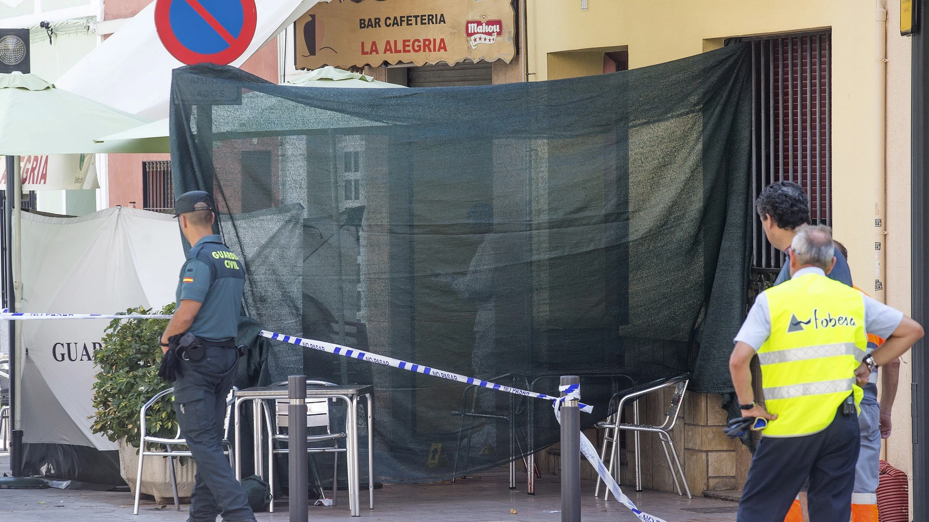 La Guardia Civil acordona la terraza del bar donde ocurrió el asesinato