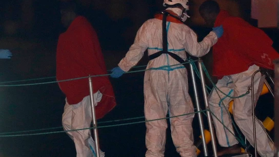 Varios inmigrantes a su llegada al puerto de Almeria tras ser rescatados por Salvamento Marítimo Varios inmigrantes a su llegada al puerto de Almeria tras ser rescatados por Salvamento Marítimo