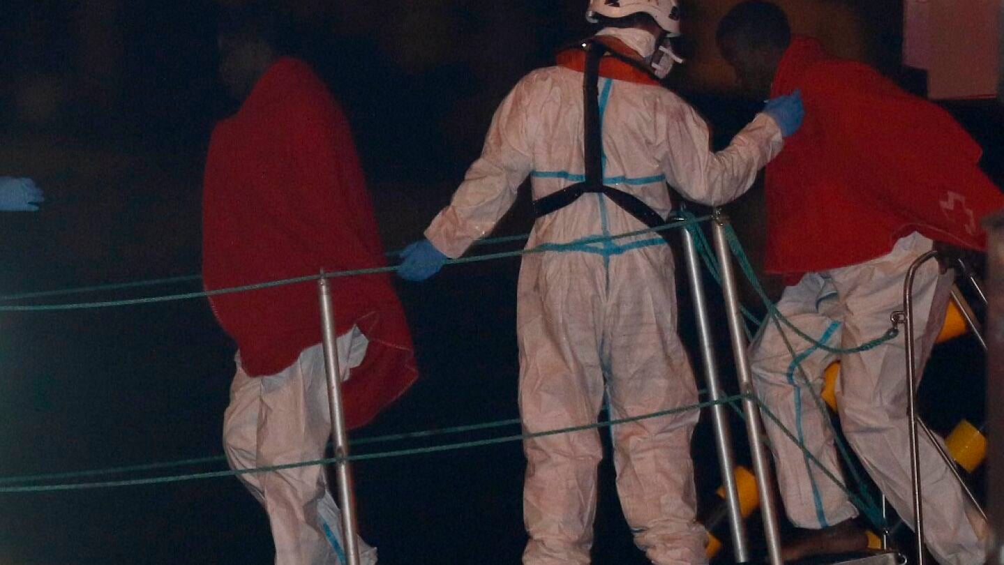 Varios inmigrantes a su llegada al puerto de Almeria tras ser rescatados por Salvamento Mar&iacute;timo 
