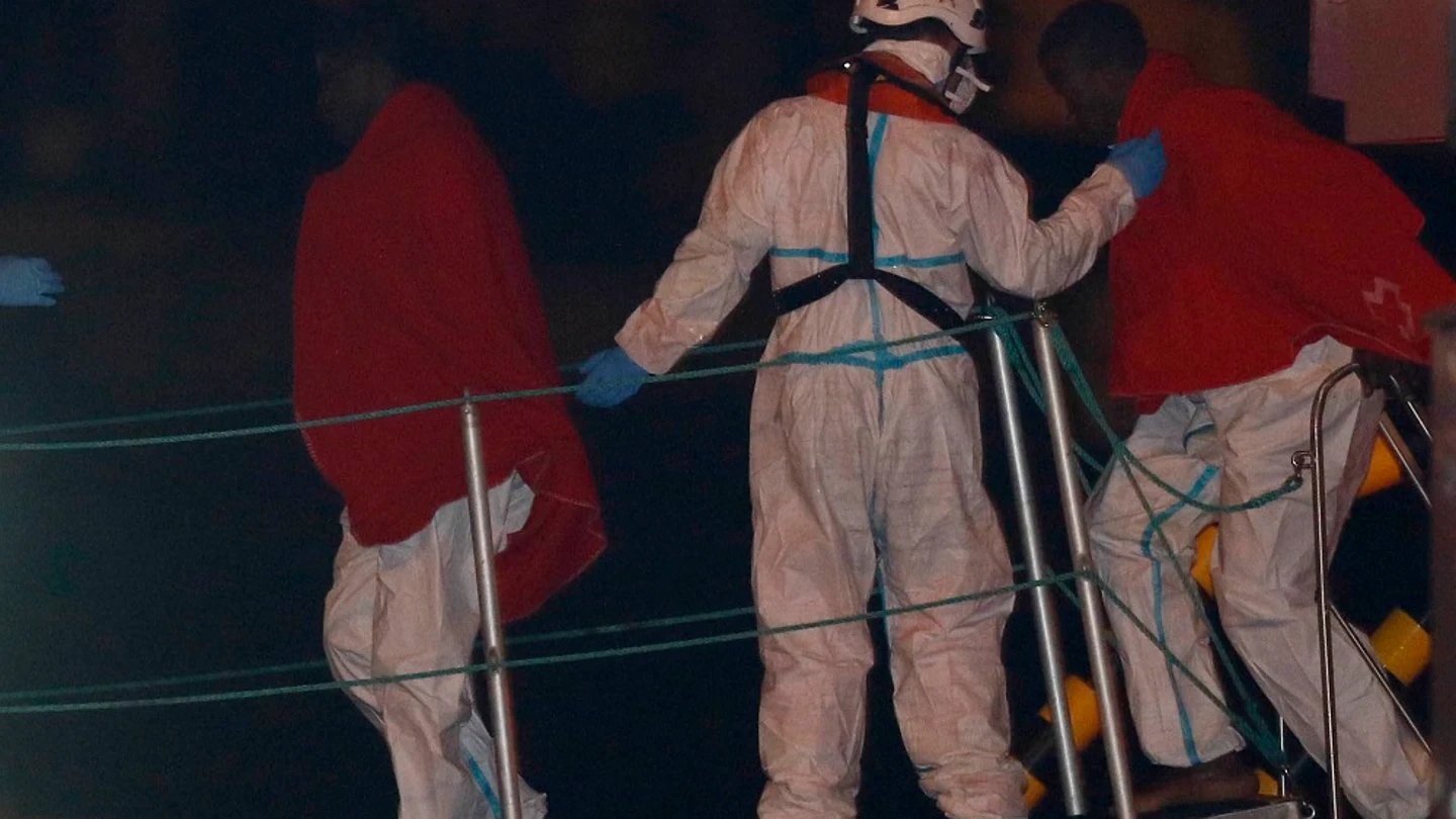 Varios inmigrantes a su llegada al puerto de Almeria tras ser rescatados por Salvamento Marítimo Varios inmigrantes a su llegada al puerto de Almeria tras ser rescatados por Salvamento Marítimo