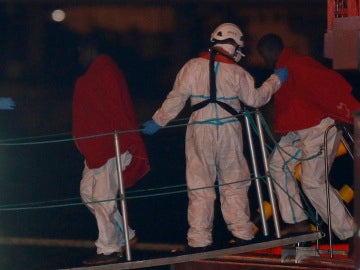 Varios inmigrantes a su llegada al puerto de Almeria tras ser rescatados por Salvamento Marítimo Varios inmigrantes a su llegada al puerto de Almeria tras ser rescatados por Salvamento Marítimo