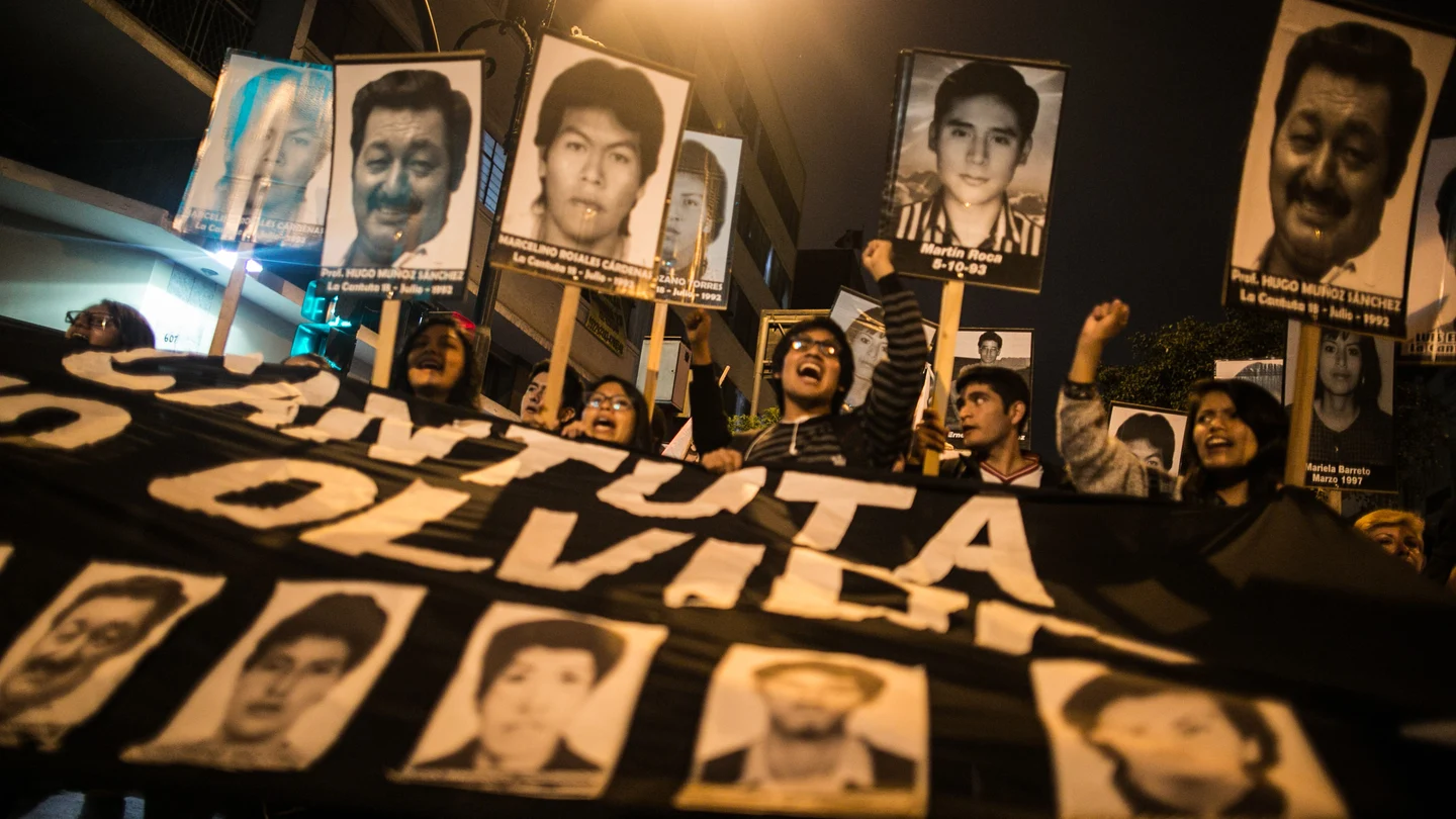 Miles de personas marchan en Lima contra un posible indulto a Fujimori Miles de personas marchan en Lima contra un posible indulto a Fujimori