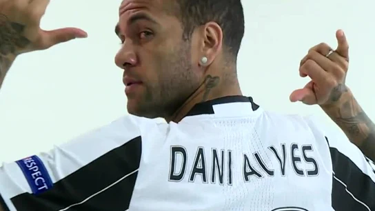 Dani Alves posa con la camiseta de la Juventus Dani Alves posa con la camiseta de la Juventus