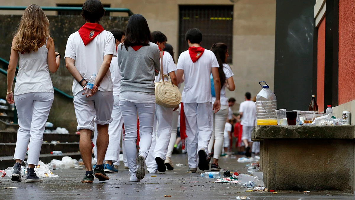 Basura en las calles de Pamplona tras el segundo encierro de los Sanfermines 2017.
