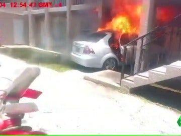 El vehículo ardiendo tras estrellarse en una casa de Florida El vehículo ardiendo tras estrellarse en una casa de Florida