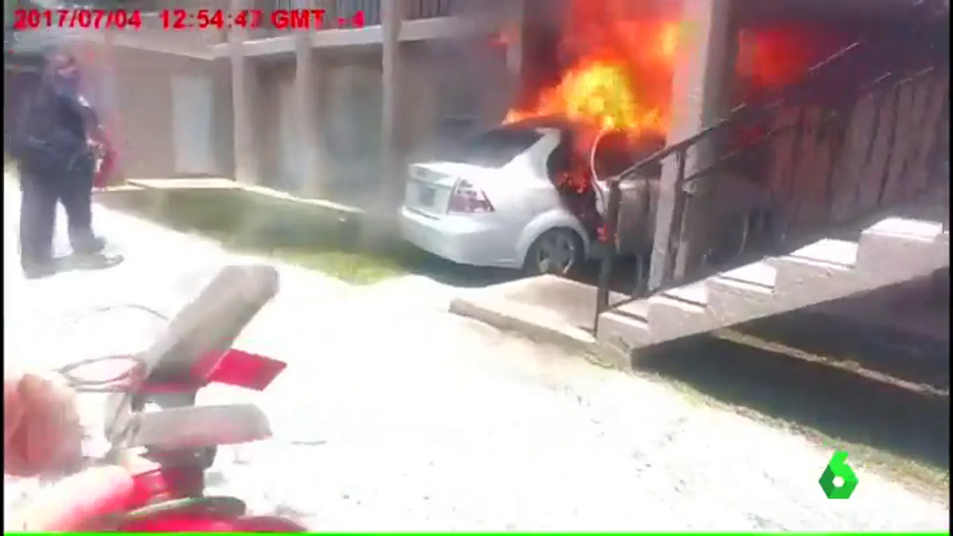 El vehículo ardiendo tras estrellarse en una casa de Florida