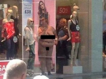 La mujer en el escaparate antes de ser detenida La mujer en el escaparate antes de ser detenida