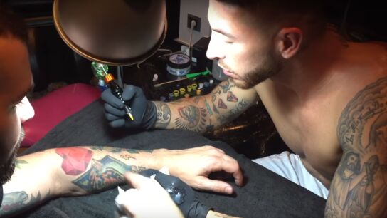Sergio Ramos hace su primer tatuaje