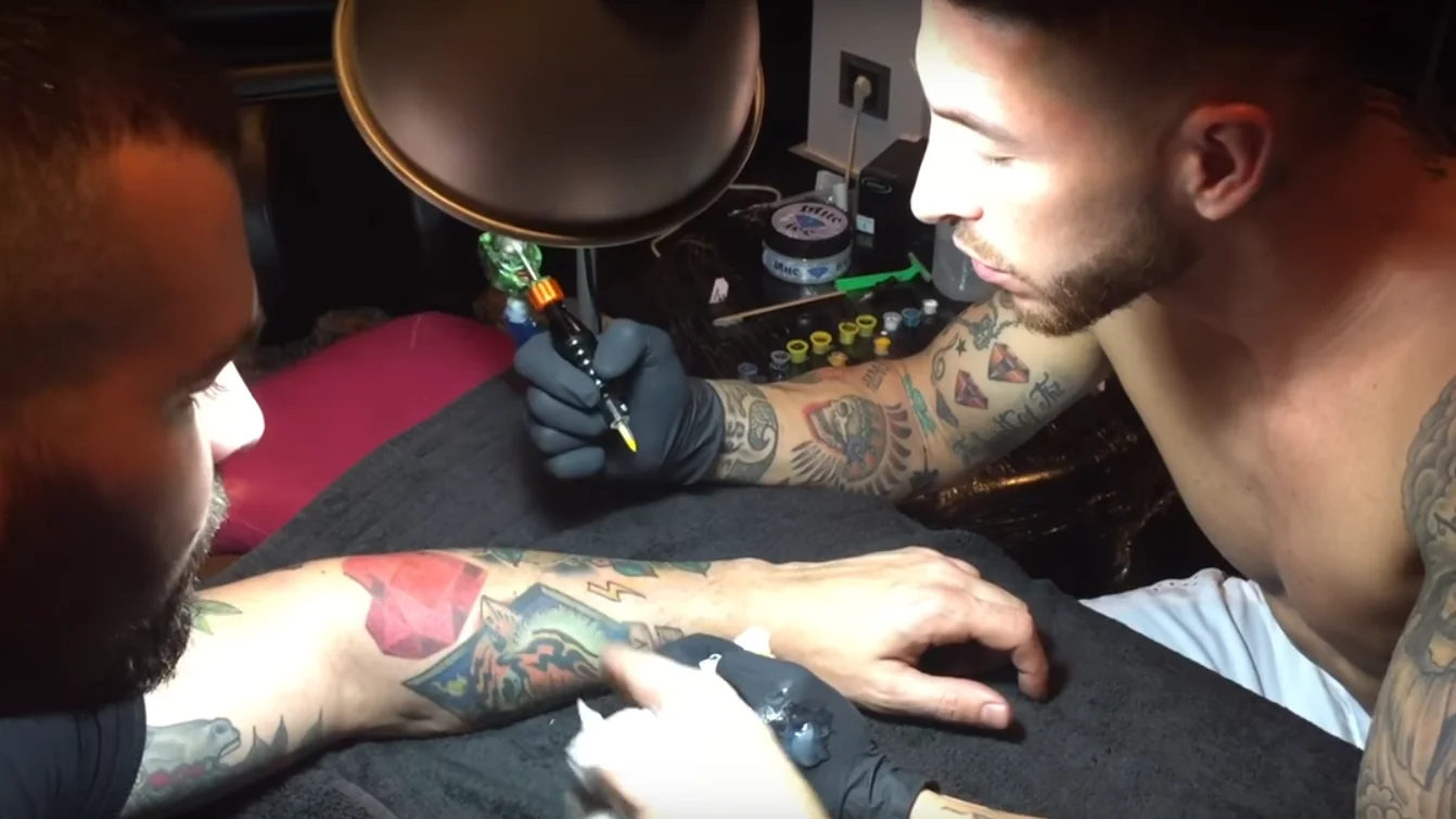 Sergio Ramos hace su primer tatuaje Sergio Ramos hace su primer tatuaje
