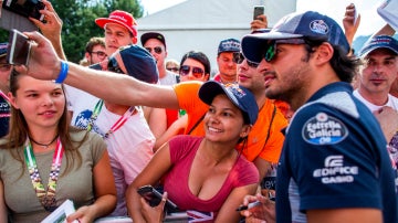 Sainz posa con unos fans