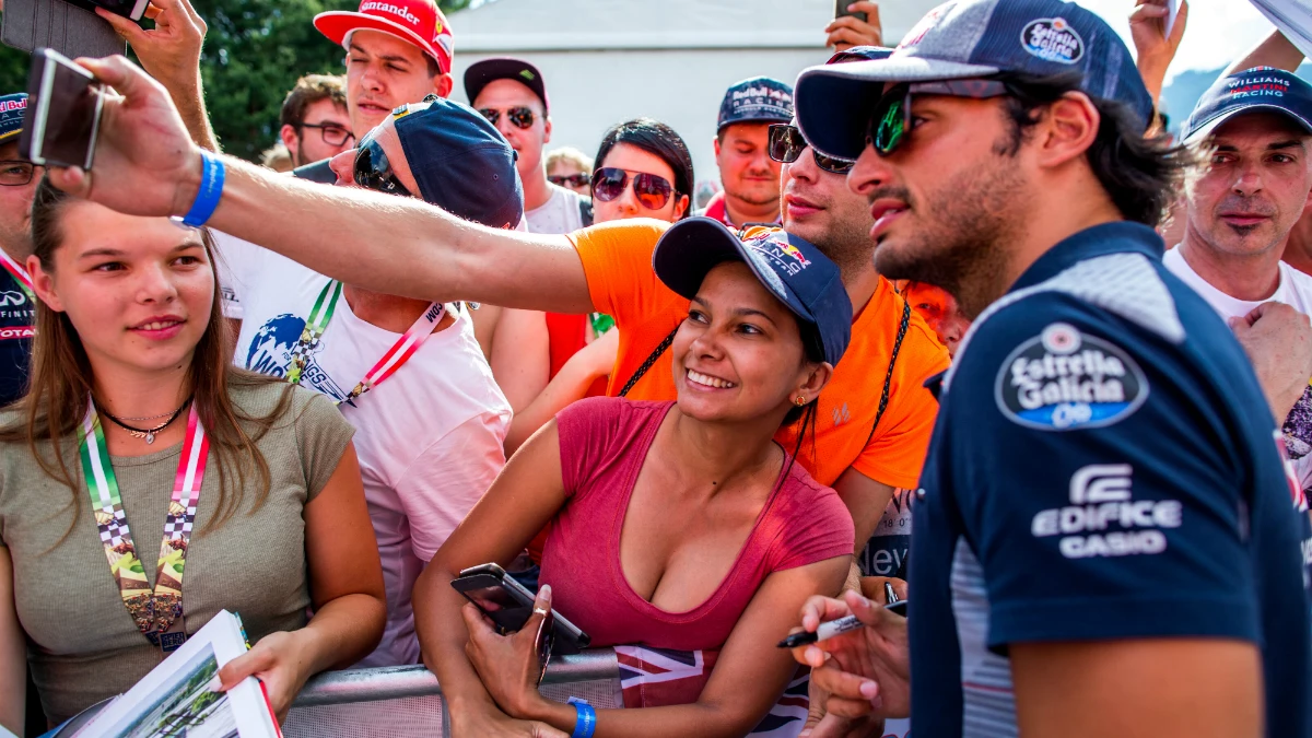 Sainz posa con unos fans