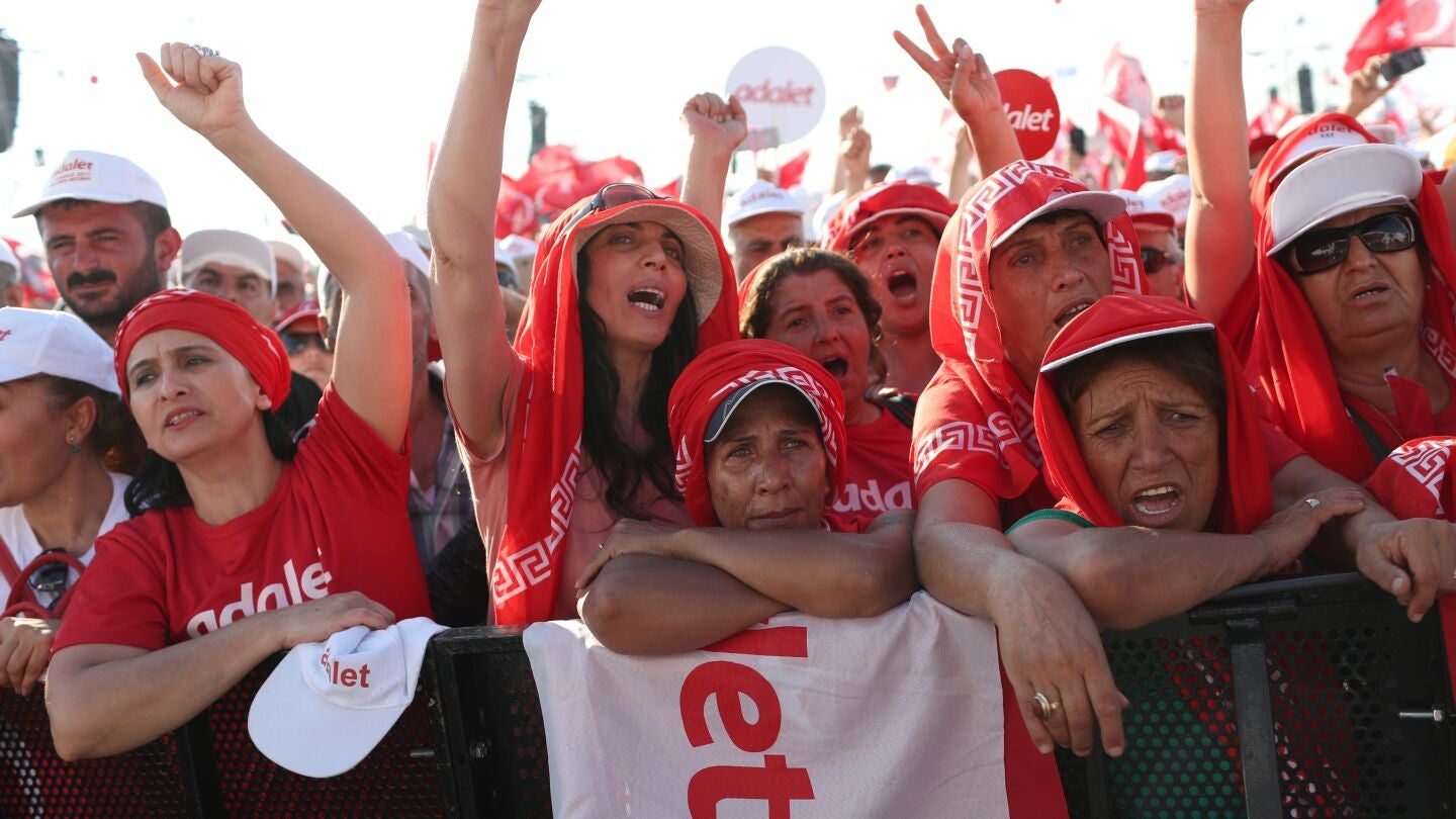 Miles de personas se manifiestan en Turqu&iacute;a