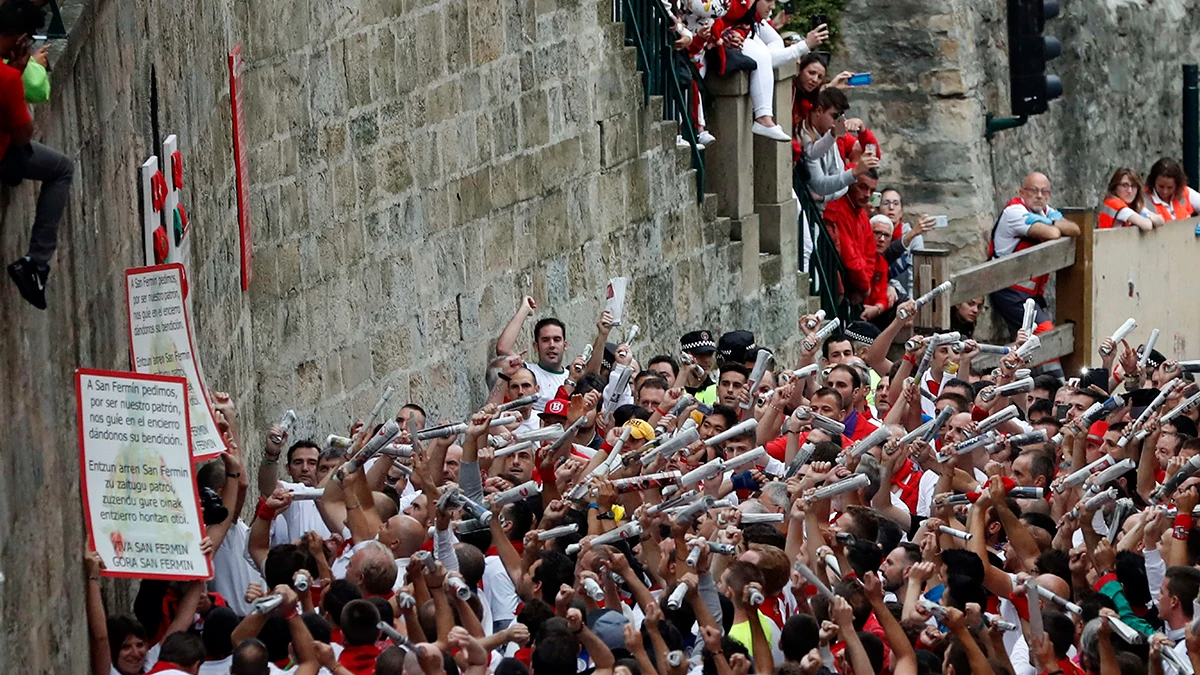 Tradicional canto al santo, poco antes del inicio hoy del tercer encierro de los Sanfermines 2017, con toros de la ganader&iacute;a salmantina de Puerto de San Lorenzo.