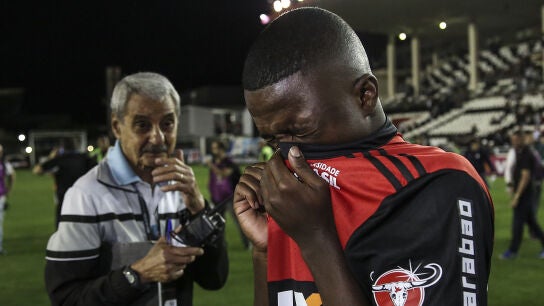 Vinicius Jr se cubre por los gases lacrim&oacute;genos