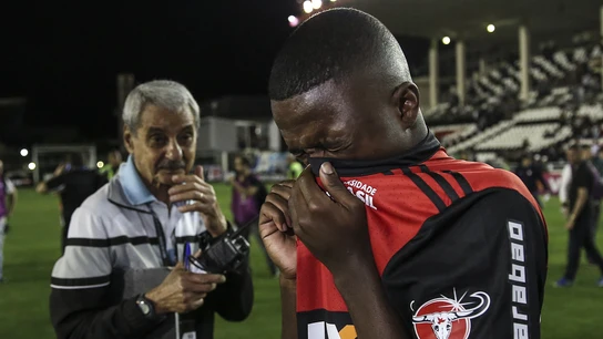 Vinicius Jr se cubre por los gases lacrimógenos Vinicius Jr se cubre por los gases lacrimógenos