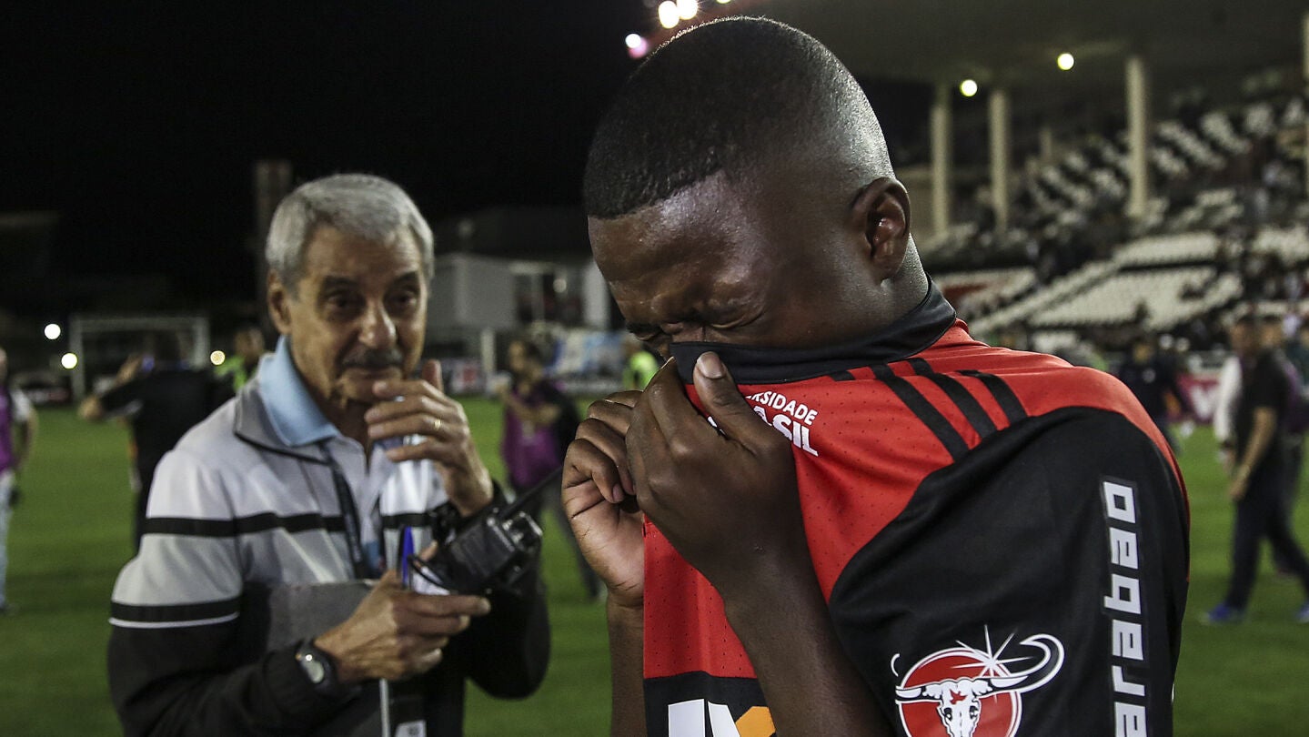 Vinicius Jr se cubre por los gases lacrim&oacute;genos