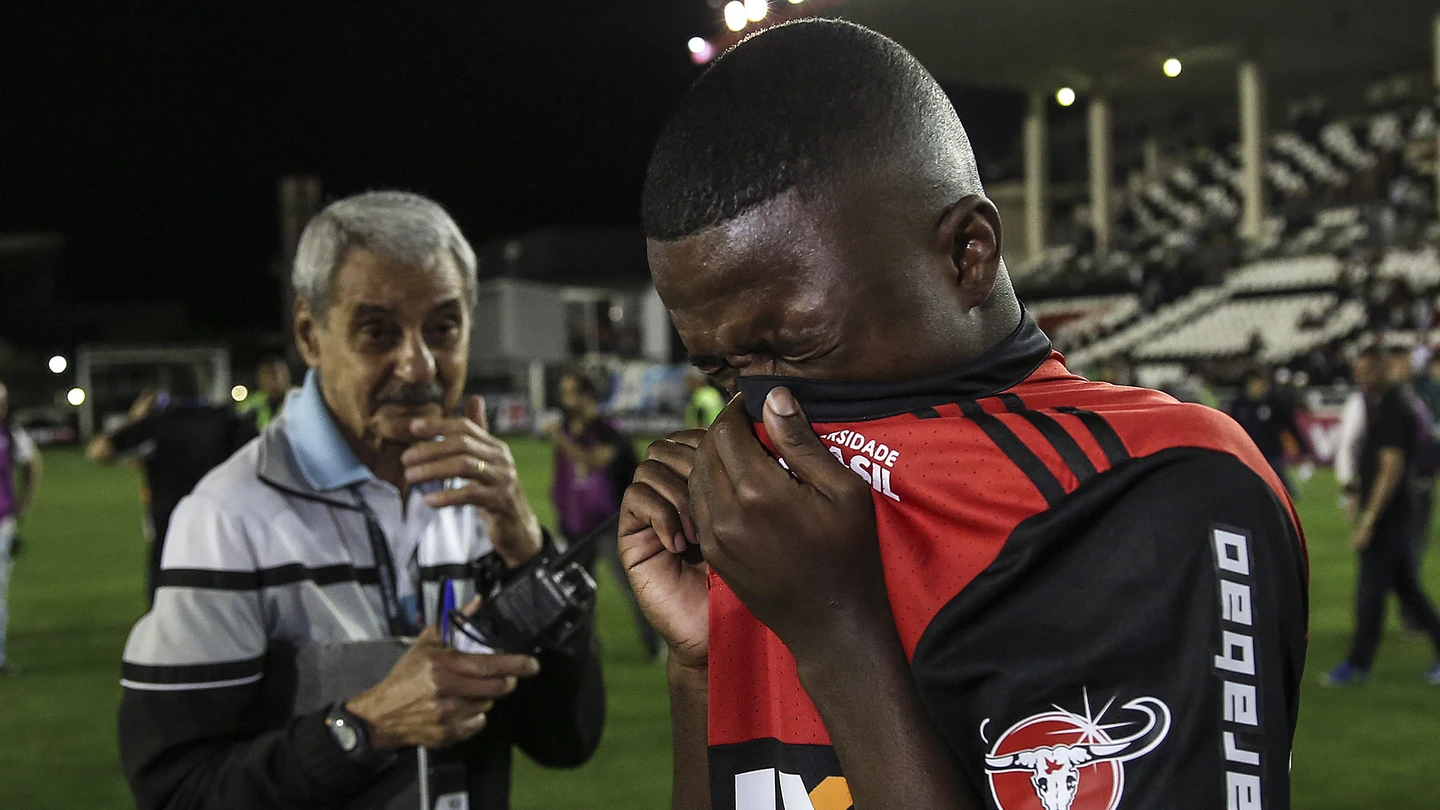 Vinicius Jr se cubre por los gases lacrimógenos Vinicius Jr se cubre por los gases lacrimógenos