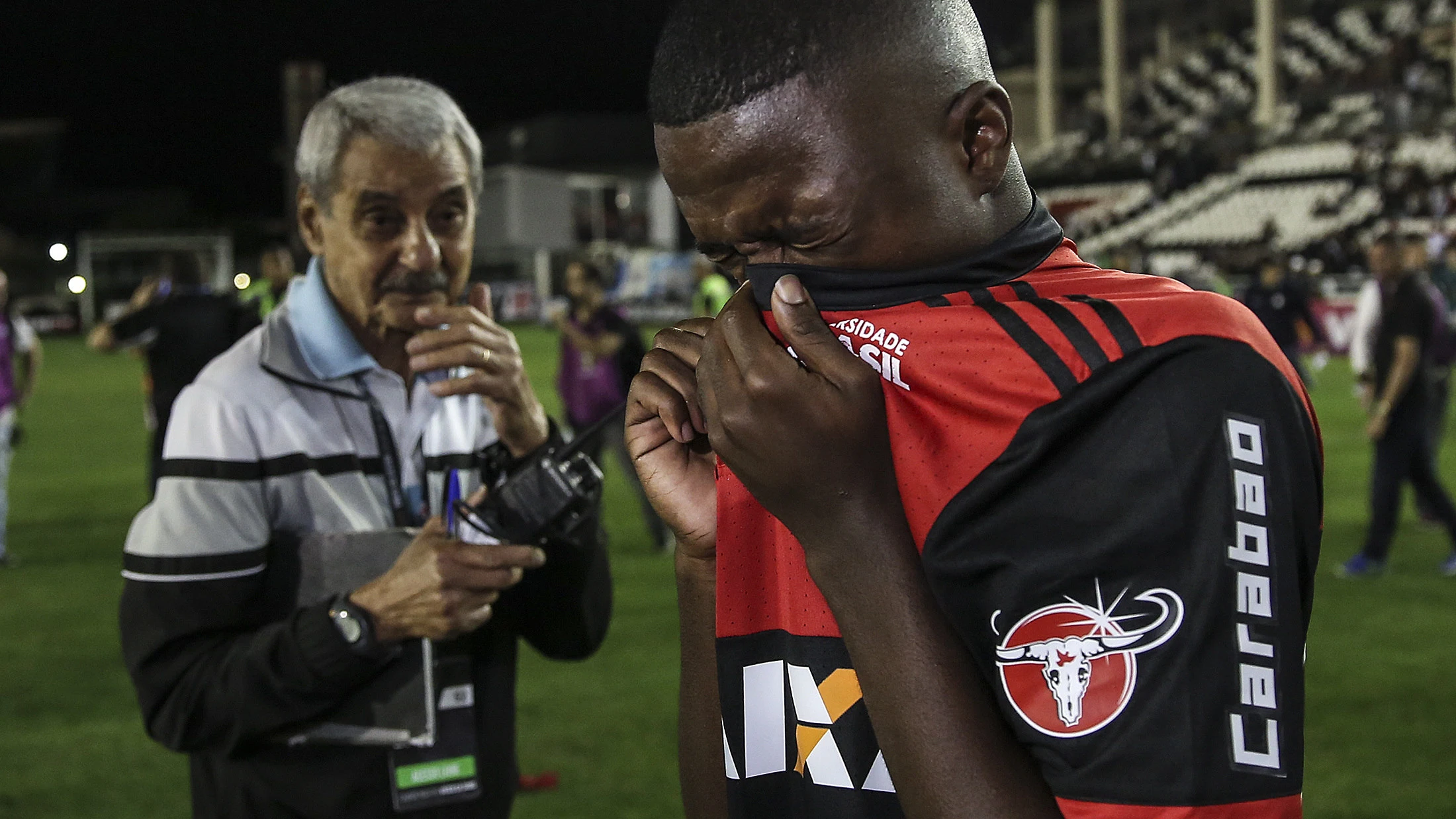 Vinicius Jr se cubre por los gases lacrimógenos