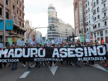Mas de 300 manifestantes convocados por la oposición venezolana, han marchado hoy por las calles de Madrid Mas de 300 manifestantes convocados por la oposición venezolana, han marchado hoy por las calles de Madrid