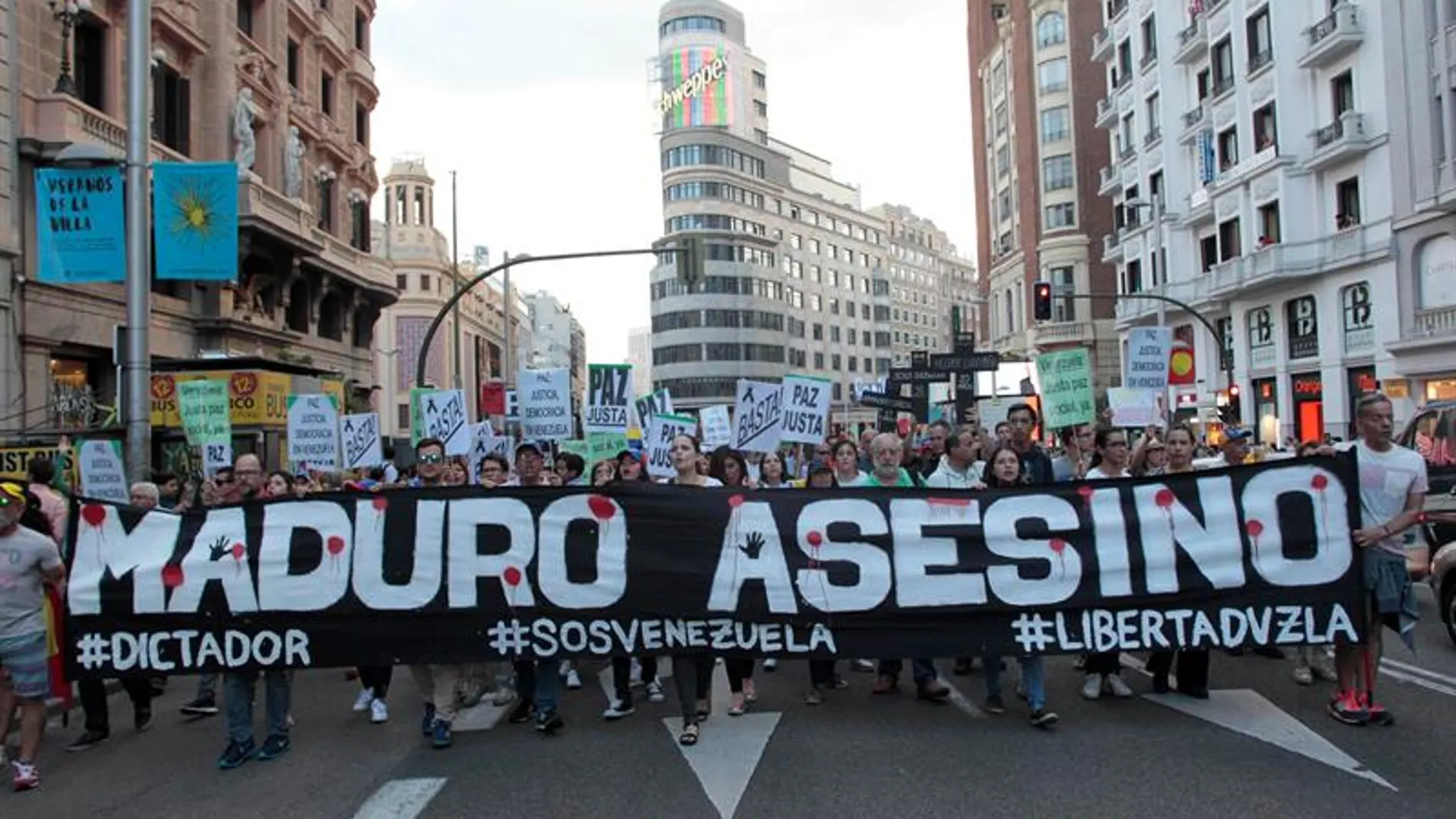Mas de 300 manifestantes convocados por la oposición venezolana, han marchado hoy por las calles de Madrid