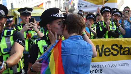 Dizzy acepta carsarse con Jane en el Orgullo de Londres Una mujer le pide matrimonio a su novia policía
