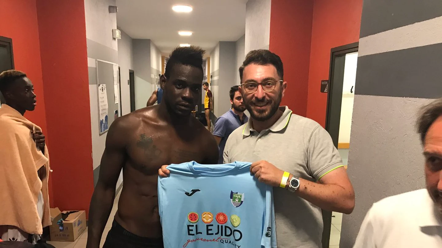 Balotelli, con la camiseta del CD Ejido 2012 Balotelli, con la camiseta del CD Ejido 2012
