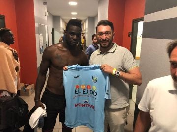 Balotelli, con la camiseta del CD Ejido 2012 Balotelli, con la camiseta del CD Ejido 2012