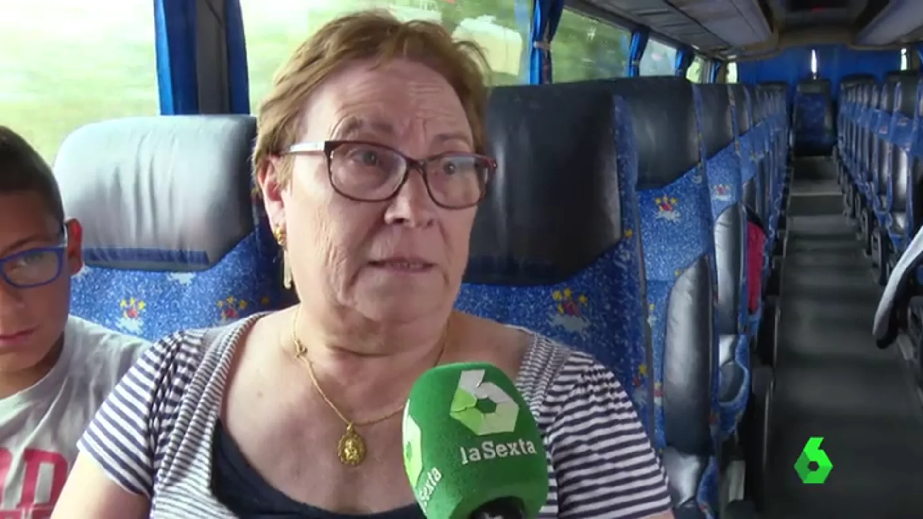 Señora en un autobús