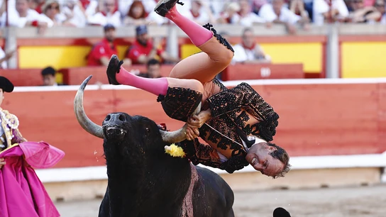 l banderillero Pablo Saugar es cogido por el primer toro l banderillero Pablo Saugar es cogido por el primer toro