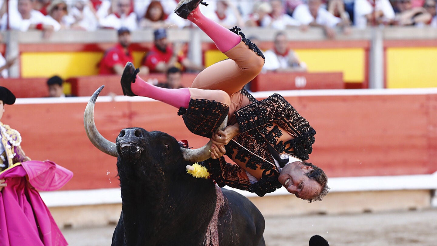 l banderillero Pablo Saugar es cogido por el primer toro