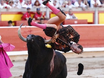 l banderillero Pablo Saugar es cogido por el primer toro l banderillero Pablo Saugar es cogido por el primer toro