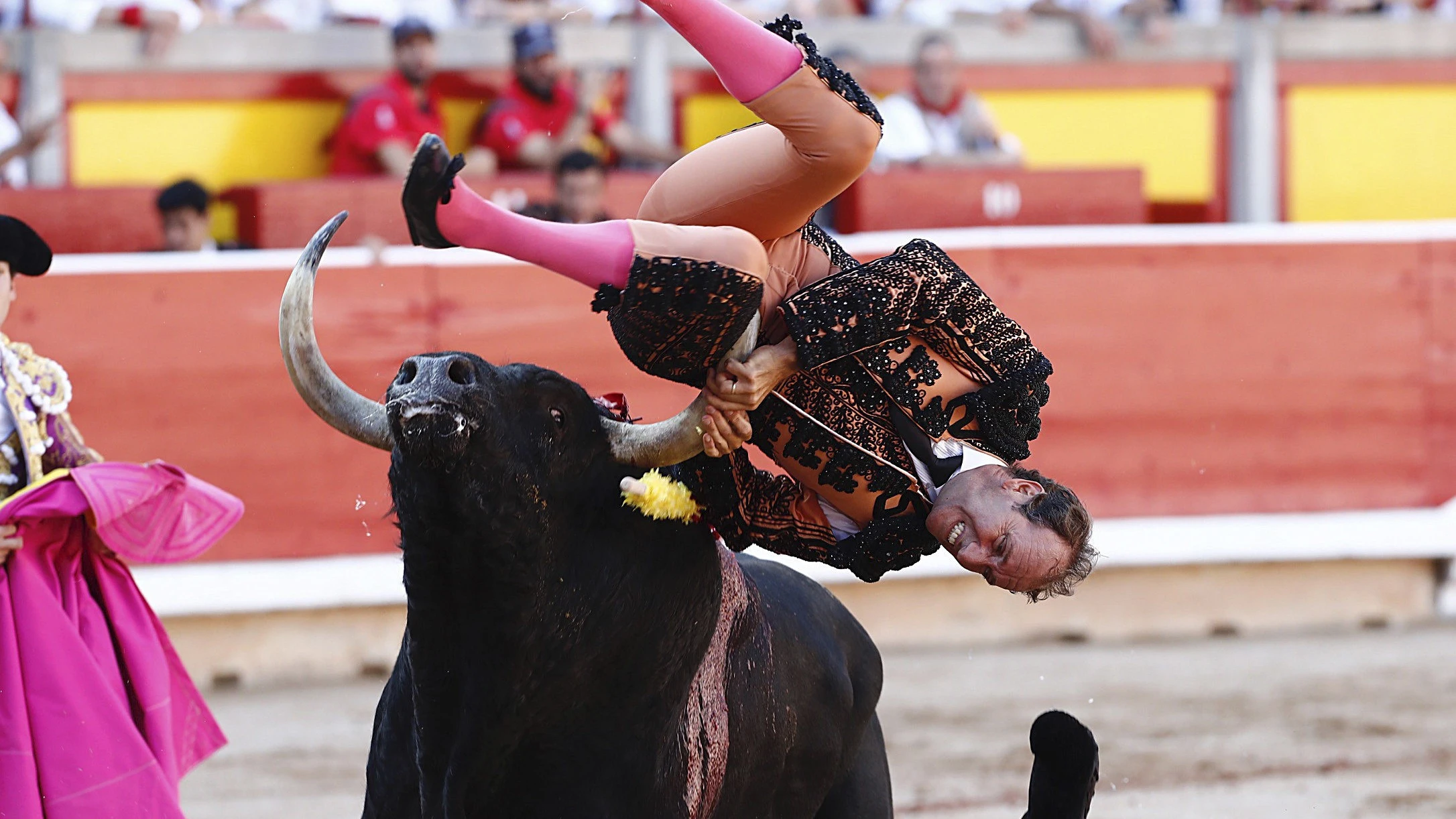 l banderillero Pablo Saugar es cogido por el primer toro