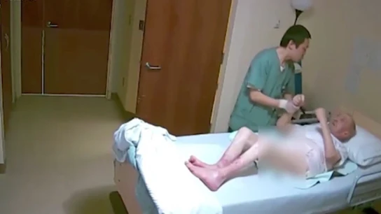 El enfermero de la residencia agrediendo al anciano El enfermero de la residencia agrediendo al anciano
