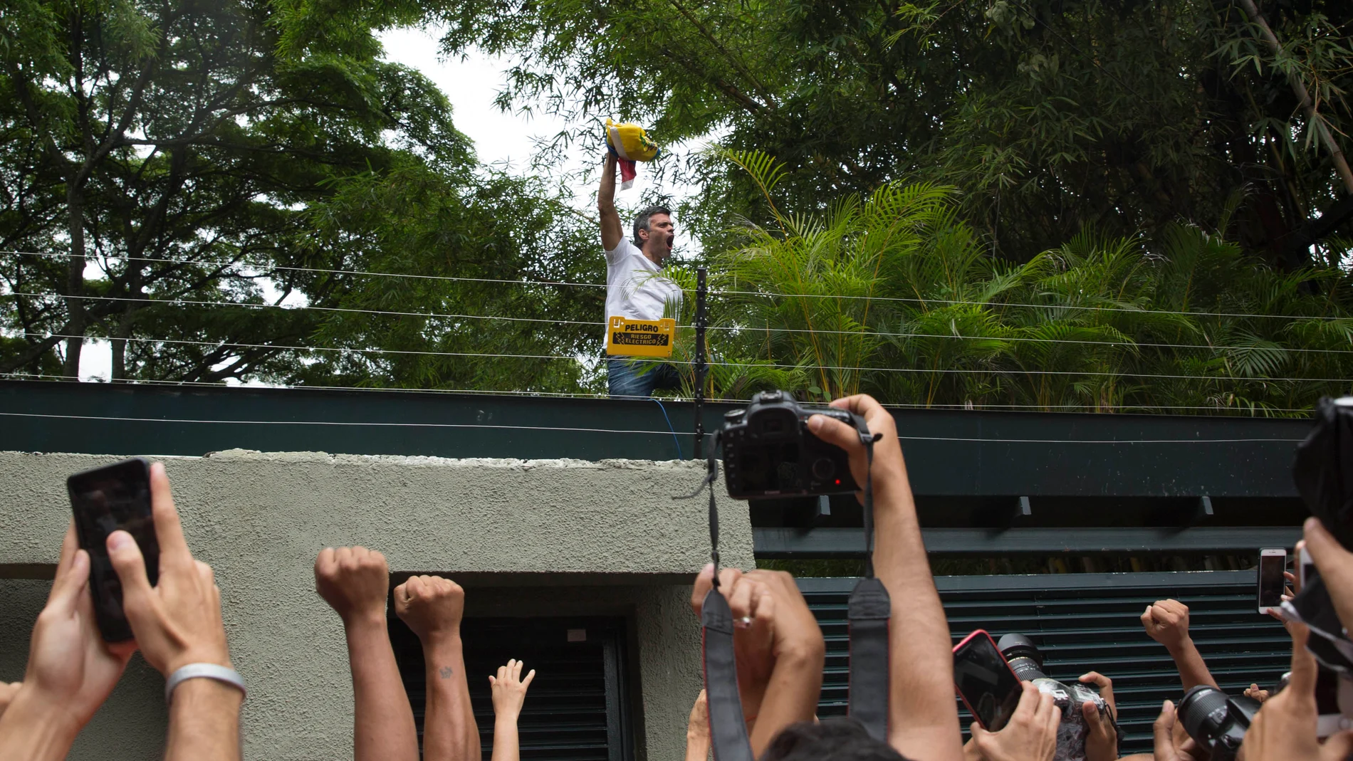 El líder opositor venezolano Leopoldo López saluda a seguidores